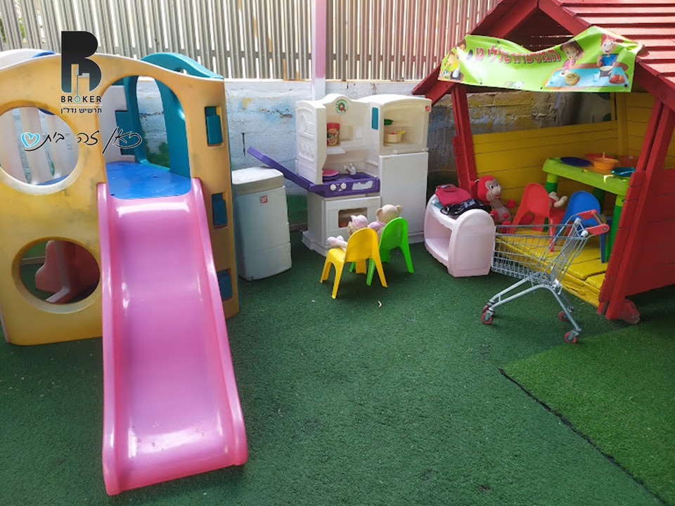 חצר גן ילדים עם צעצועים ומשחקים לילדי הגן